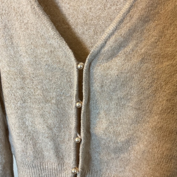 18. ASTR The Label Pearl Button V-Neck Cream Cardigan Size XL - Picture 5 of 8